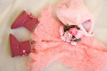 Obraz na płótnie Canvas ピンク色のブーツと花