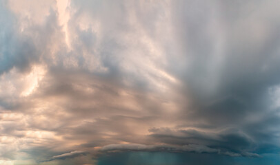 Obraz premium Fantastic clouds at sunrise