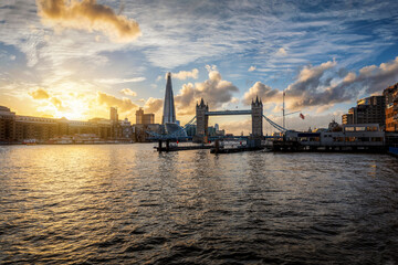 Die urbane Skyline von London mit Tower Brücke und Wolkenkratzern bei Sonnenuntergang,...