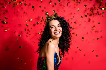 Photo of charming young lady stars fall toothy smile look camera wear golden crown glossy dress isolated vibrant red color background © deagreez