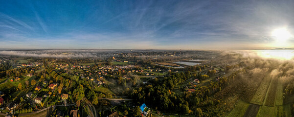 Mglisty poranek w Jastrzębiu Zdroju na Śląsku w Polsce z lotu ptaka © Franciszek