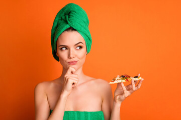 Photo portrait of woman looking to side touching face chin with finger holding pizza slice in hand...