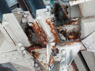 腐食した鉄橋の鉄骨