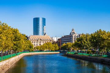 Modernes B&uuml;rohochhaus neben historischen B&uuml;rogeb&auml;uden entlang der Dambovita in der Innenstadt von Bukarest