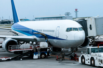 出発準備をする航空機