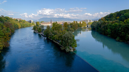 Obraz premium Jonction de deux rivières, le Rhône et l'Arve, aux portes de Genève en Suisse.