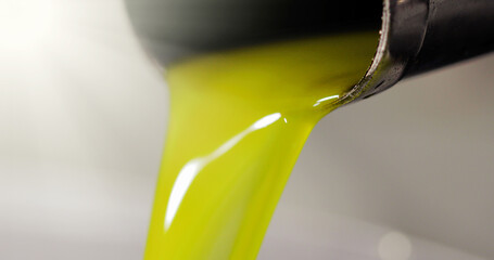 Olio che sgorga dal frantoio