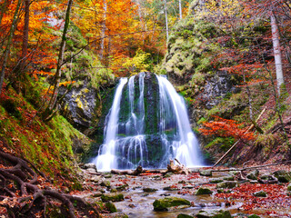 Miesbach, Deutschland: Ein Wasserfall in den bayerischen Alpen © KK imaging