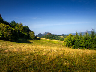 Obraz premium Pieniny Mountains in autumn at Trzy Korony Massif background
