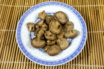 champignons asiatiques shiitake dans une assiette
