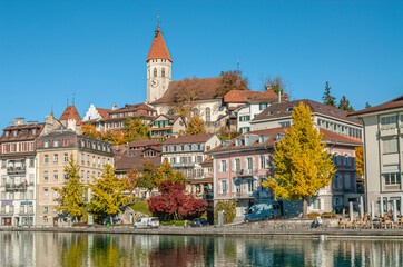 Altstadt von Thun mit der Stadtkirche im Kanton Wallis, Schweiz