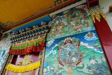 Obraz premium Gangtok, India - October 2020: Facade of the Sera Jey Drophenling Monastery in Gangtok on October 23, 2020 in Gangtok, Sikkim, India.