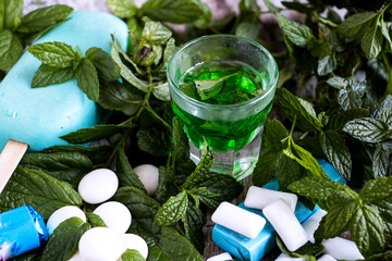 frische minze , pfefferminzbonbons, pfefferminzkaugummi,likör und speiseeis, erfrischend und belebend © katinkah