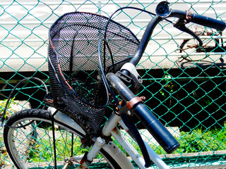 自転車の壊れたカゴ