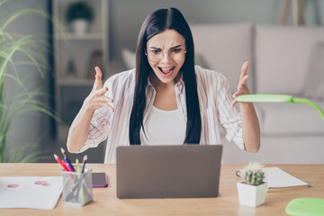 Photo portrait of frustrating woman screaming waving two hands at laptop in home office