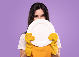 Housewife showing clean white plate