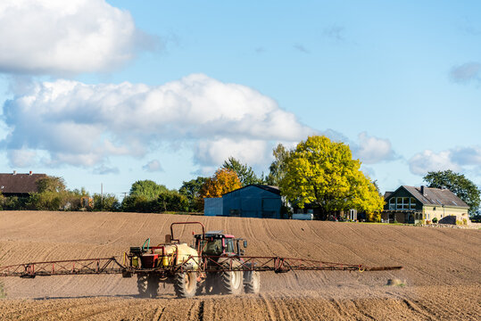 Herbstliche Impressionen aus Schleswig-Holstein im Oktober. Ein Bauer bestellt sein Feld