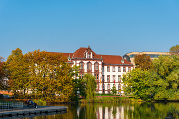 Obraz premium Herbstliche Impressionen aus Schleswig-Holstein, Blick über den Kleinen Kiel auf das Justizministerium in Kiel