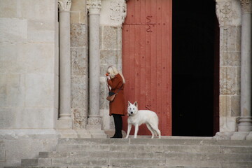 Femme blonde et son chien blanc