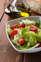 Insalata fresca con lattuga, rucola e pomodorini 