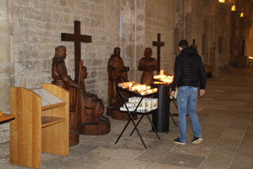Fototapeta na wymiar Chorale religieuse dans la basilique Sainte-Marie-Madeleine de Vézelay