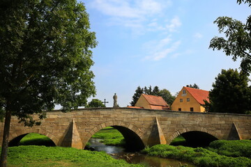Fototapeta na wymiar Die Nepomukbrücke an der Schwäbische Rezat in Pleinfeld