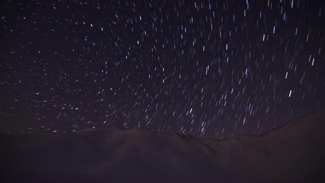 雷鳥沢ヒュッテ付近から見た星空のタイムラプス（比較明合成）