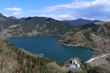 Fototapeta na wymiar 神流湖を見下ろして (人工湖)(下久保ダム)