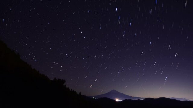 吉原から見た富士山と星空のタイムラプス（比較明合成）