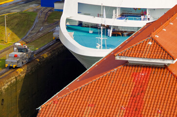 Princess Kreuzfahrtschiff Island Princess passiert Schleuse in Panamakanal - Princess cruiseship or...