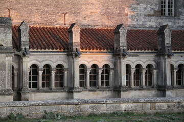 Fototapeta na wymiar Ruines de monastère dans le coucher du soleil