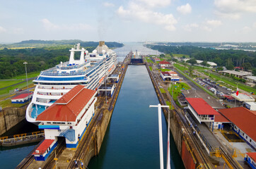 Princess Kreuzfahrtschiff Island Princess passiert Schleuse in Panamakanal - Princess cruiseship or...