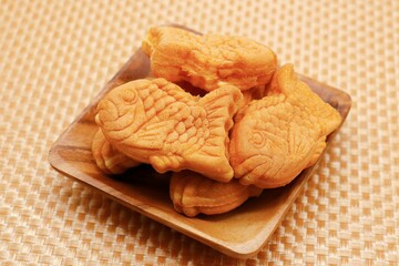 木製の皿に盛られたたい焼き
