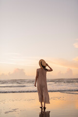 海辺を歩く女性