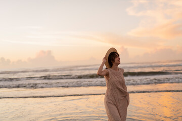 Fototapeta premium 海辺を歩く女性