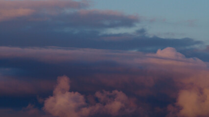 Stratocumulus s'évacuant en fin de soirée, dans un ciel mauve