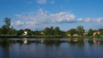 Cadre idyllique au bord d'un lac, dans un village du Sud-Ouest de la France (Brocas-les-Forges)