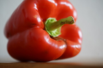 rote Paprika auf einem Küchenbrett