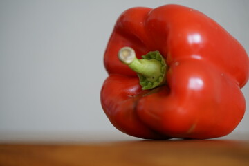 rote Paprika auf einem Küchenbrett