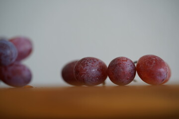 rote Weintrauben auf einem Küchenbrett