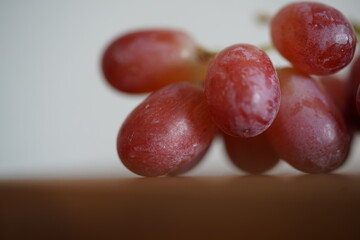 rote Weintrauben auf einem Küchenbrett