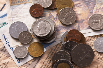コインと新聞紙