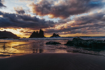 Paisaje de una playa con rocas en el atardecer