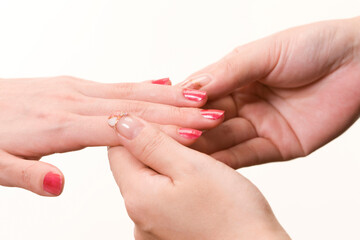 マニュキアをする女性