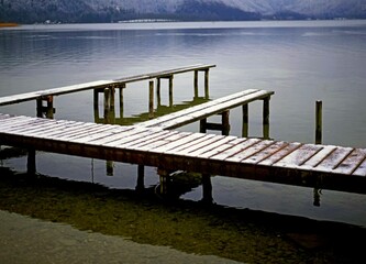 Holzsteg am Kochelsee im Winter
