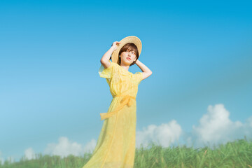 Fototapeta premium 浜辺を歩く女性