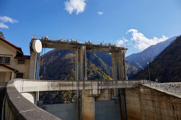 紅葉の時期の七倉ダムとローラーゲート 長野県大町市