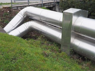 Industrieabwärme - Leitungsrohre transportieren umweltfreundliche Fernwärme zum Endverbraucher