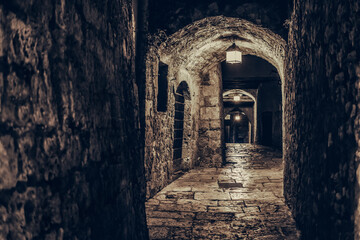Gewölbestraße bei Nacht in Massa Marittima  in der Toskana, Italien