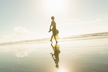 海辺を歩く女性